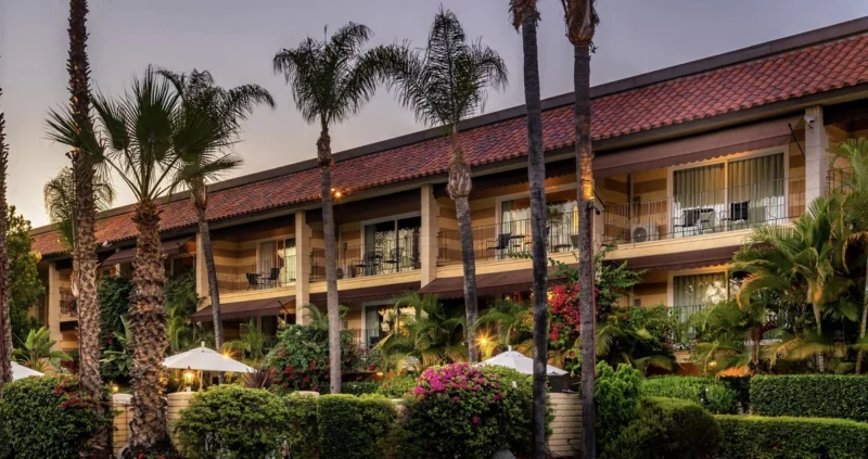 Charming rustic exterior of Hotel Pepper Tree in Anaheim