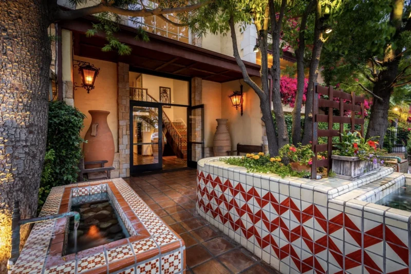 Relaxing courtyard patio at Hotel Pepper Tree