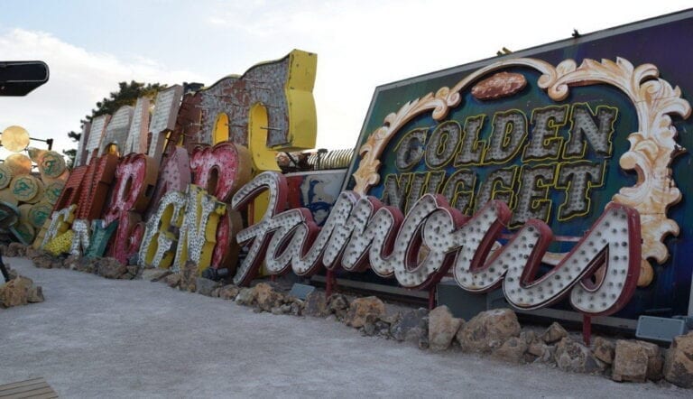The Neon Museum Offers a Special Valentines’ Portrait Hour