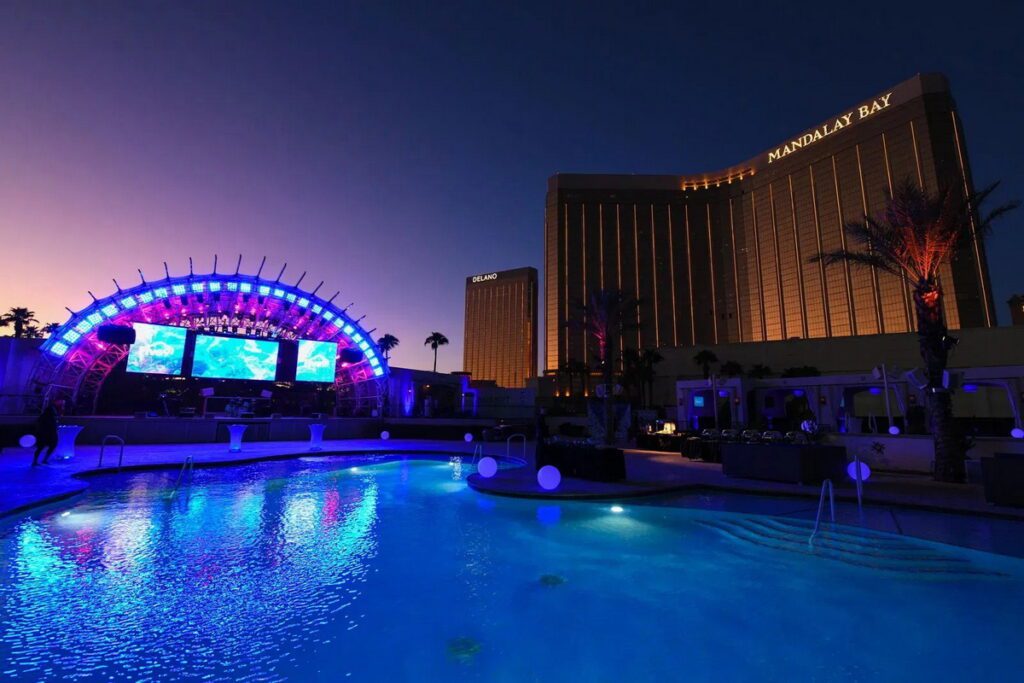 What Las Vegas Nightclubs are Open on Friday - Daylight Beach Club At Night