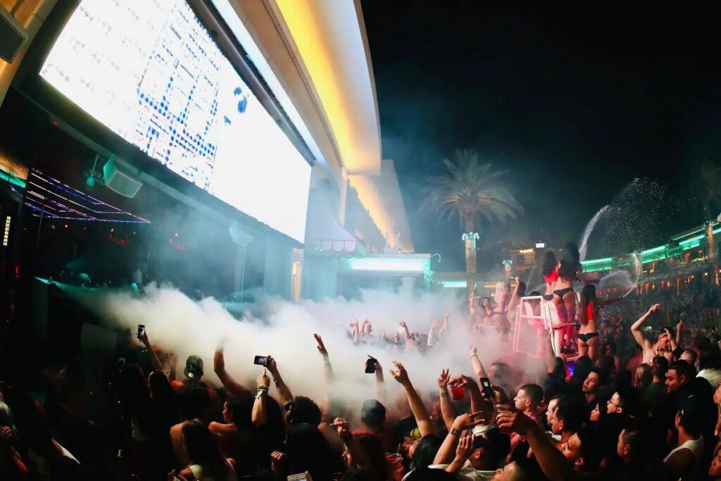 What Las Vegas Nightclubs are Open on Friday - Encore Beach Club at Night